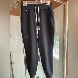 Figs -Black Zamora™ High Waisted 2.0 - Petite Jogger Scrub Pants (small)